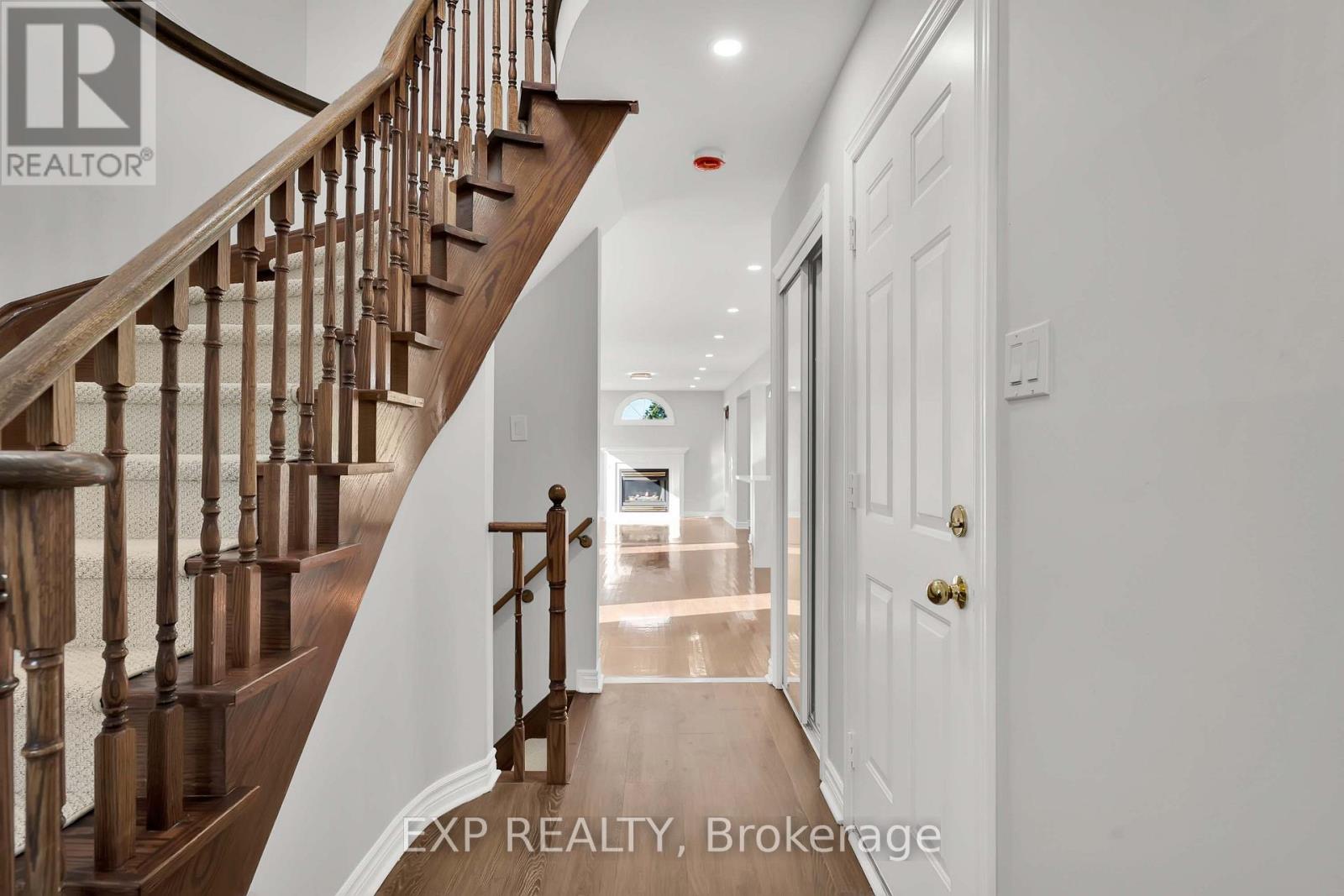 6 Purdy Crescent W Property Photo 4
