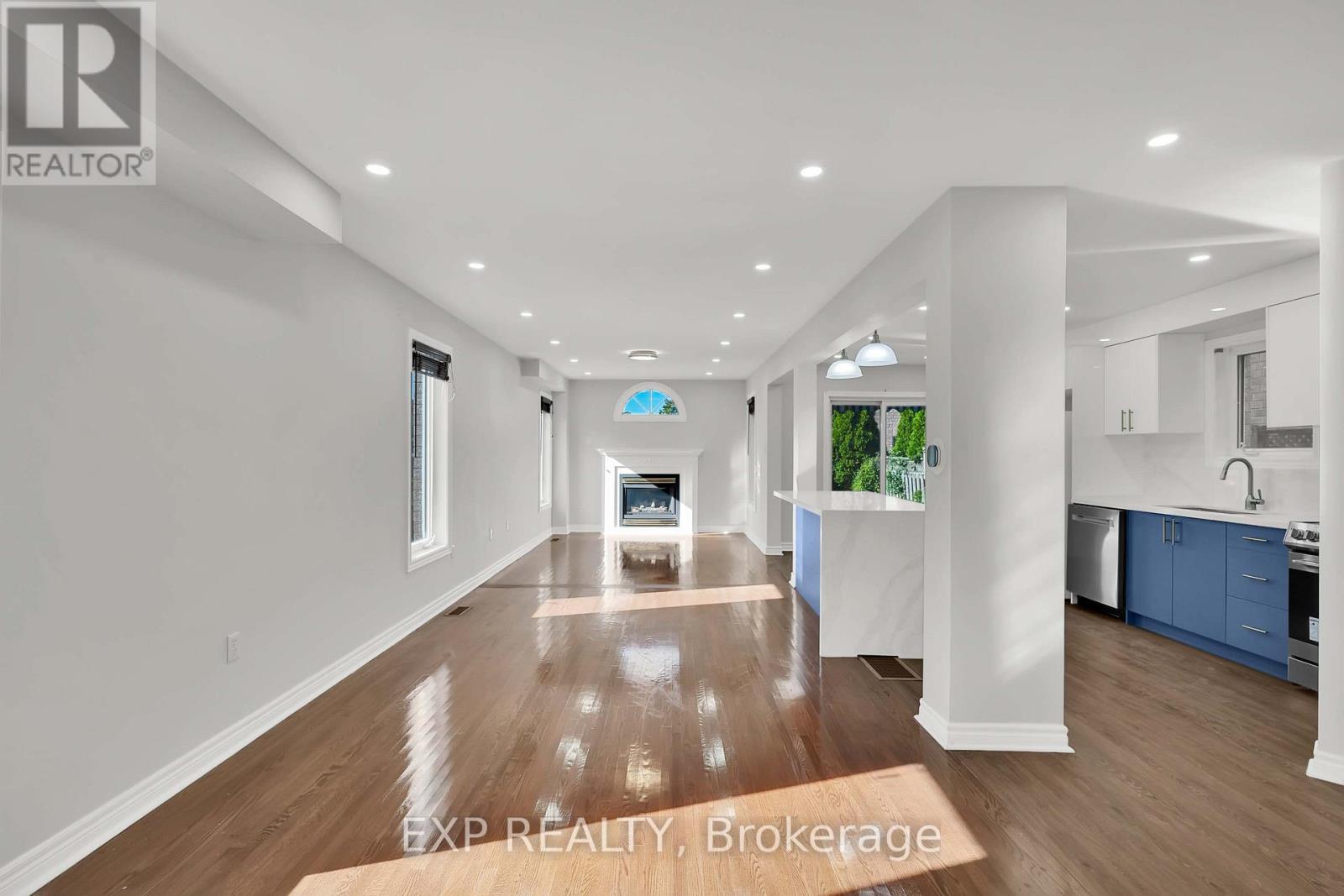 6 Purdy Crescent W Property Photo 6