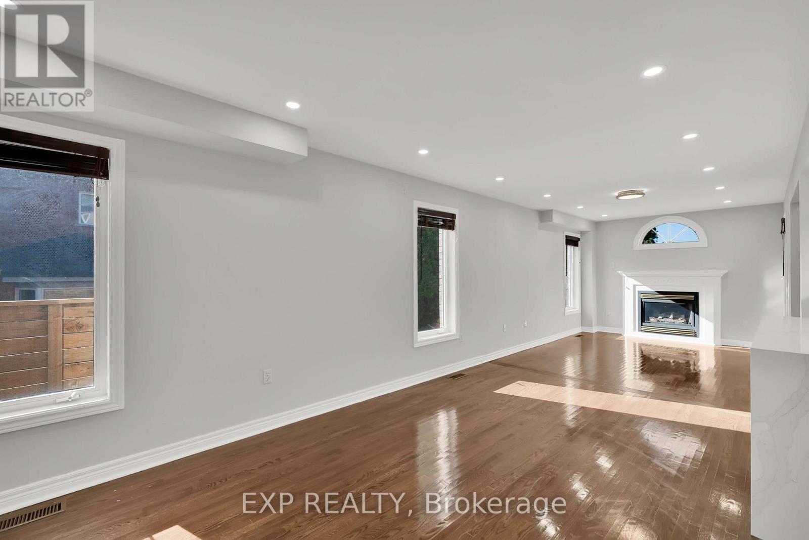 6 Purdy Crescent W Property Photo 7