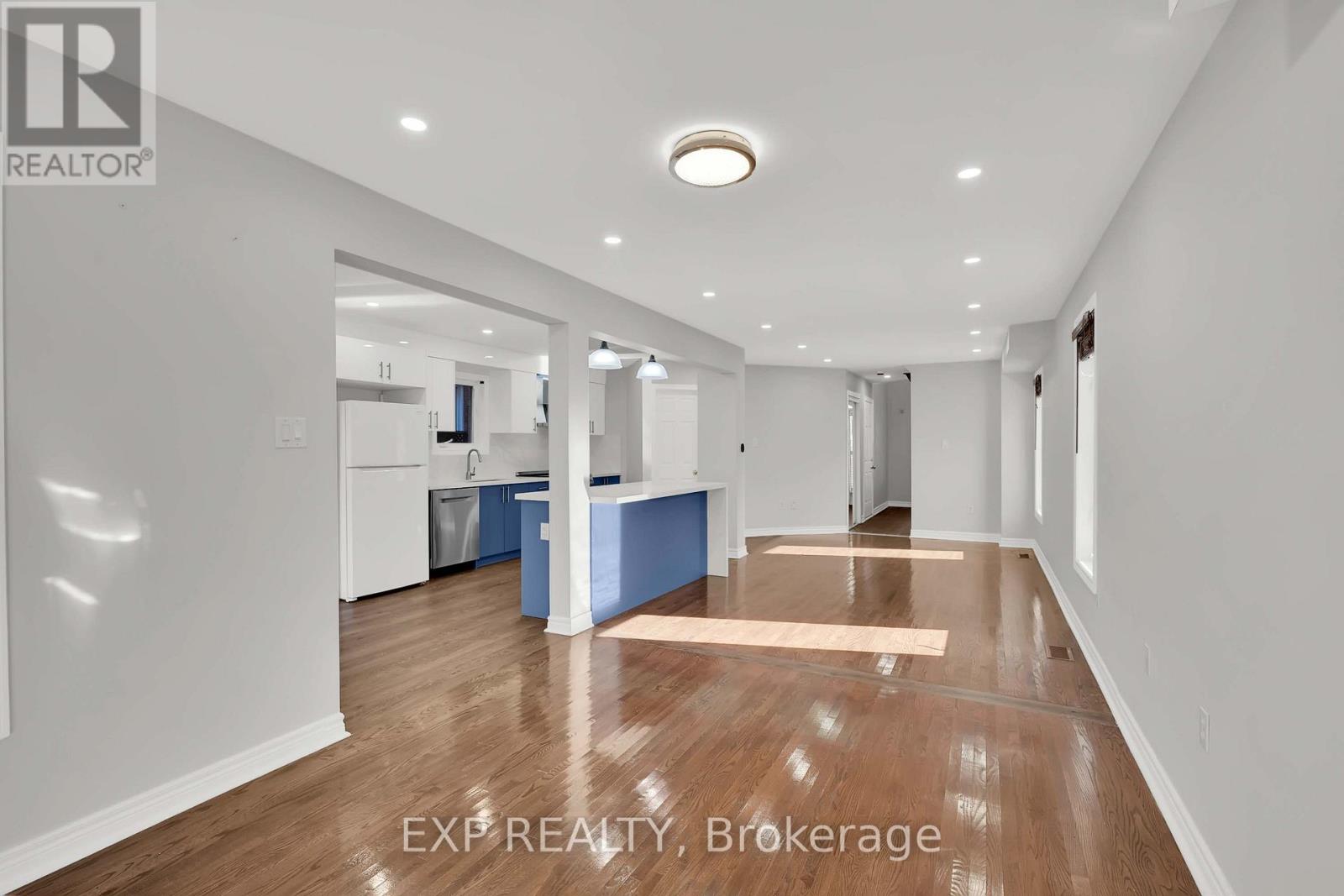 6 Purdy Crescent W Property Photo 9