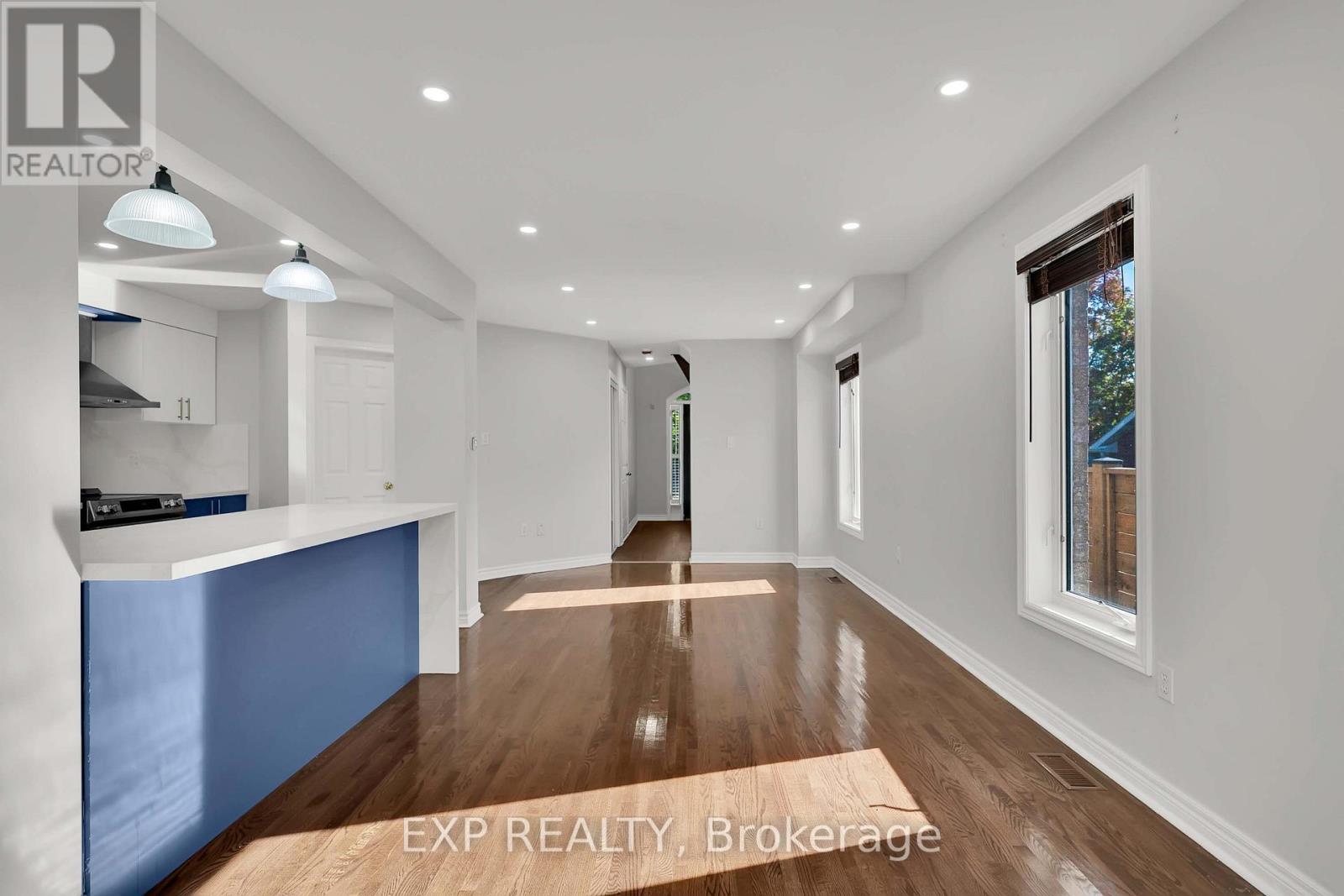 6 Purdy Crescent W Property Photo 10