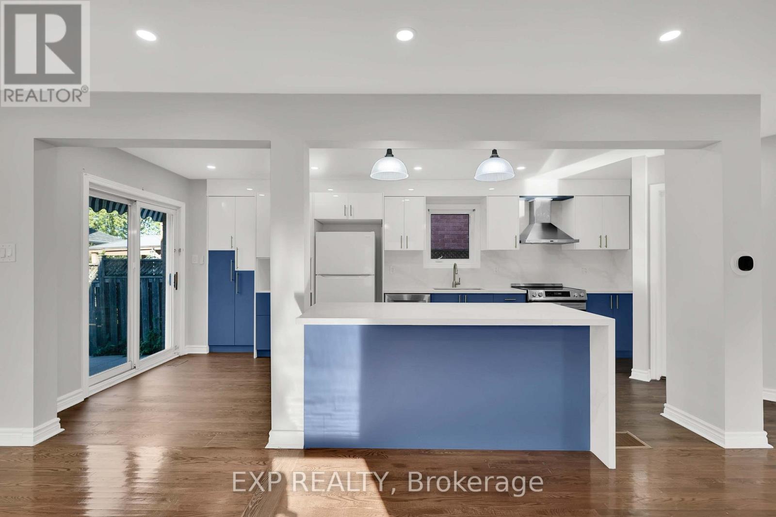 6 Purdy Crescent W Property Photo 11
