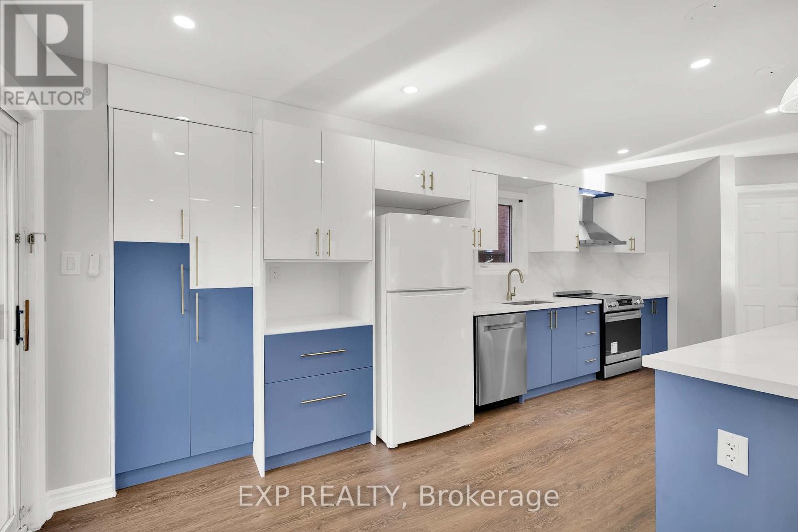 6 Purdy Crescent W Property Photo 12