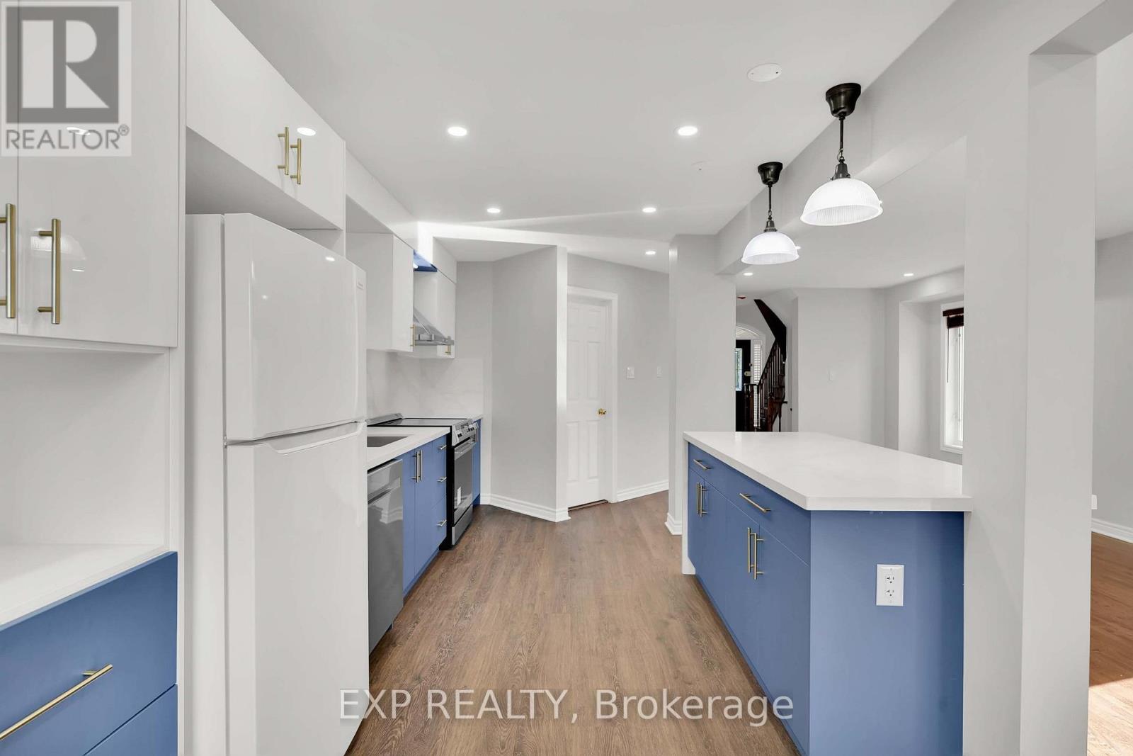 6 Purdy Crescent W Property Photo 13