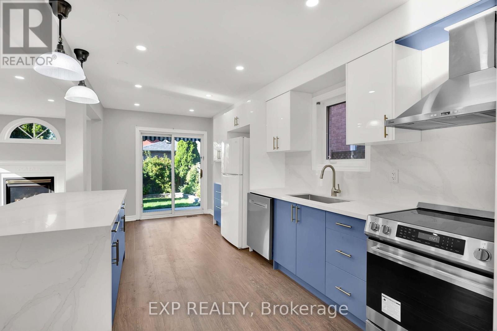 6 Purdy Crescent W Property Photo 14