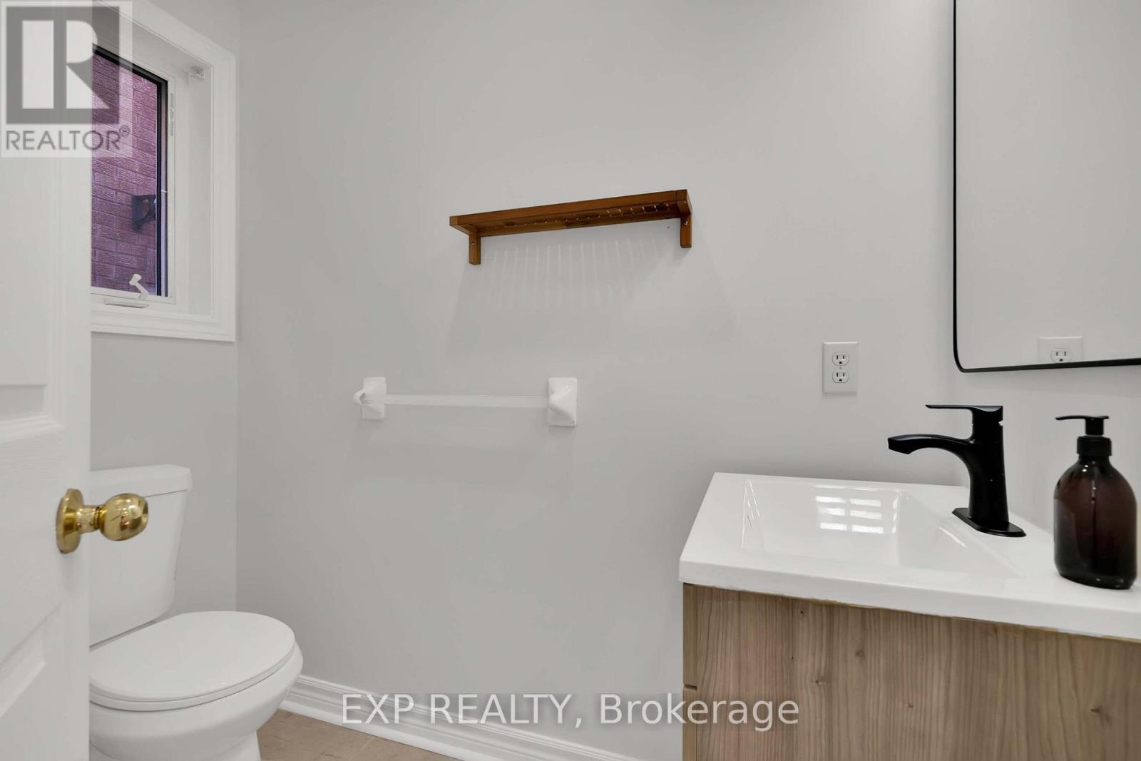 6 Purdy Crescent W Property Photo 17