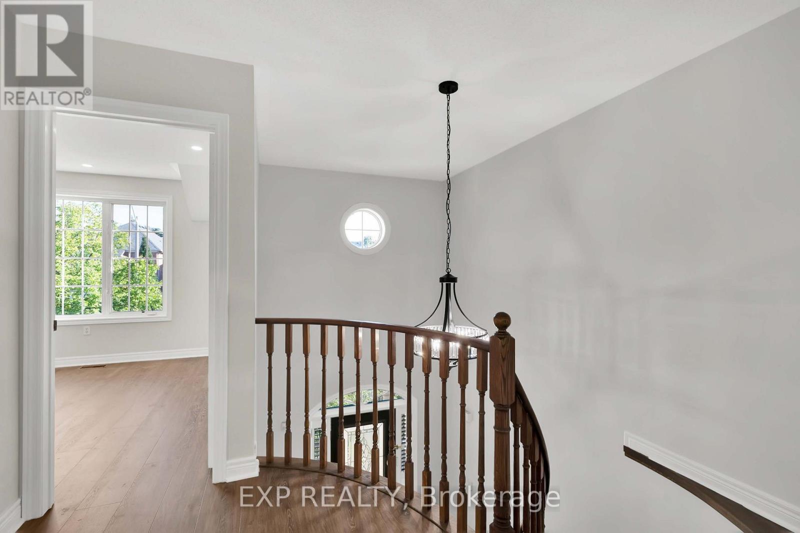 6 Purdy Crescent W Property Photo 18