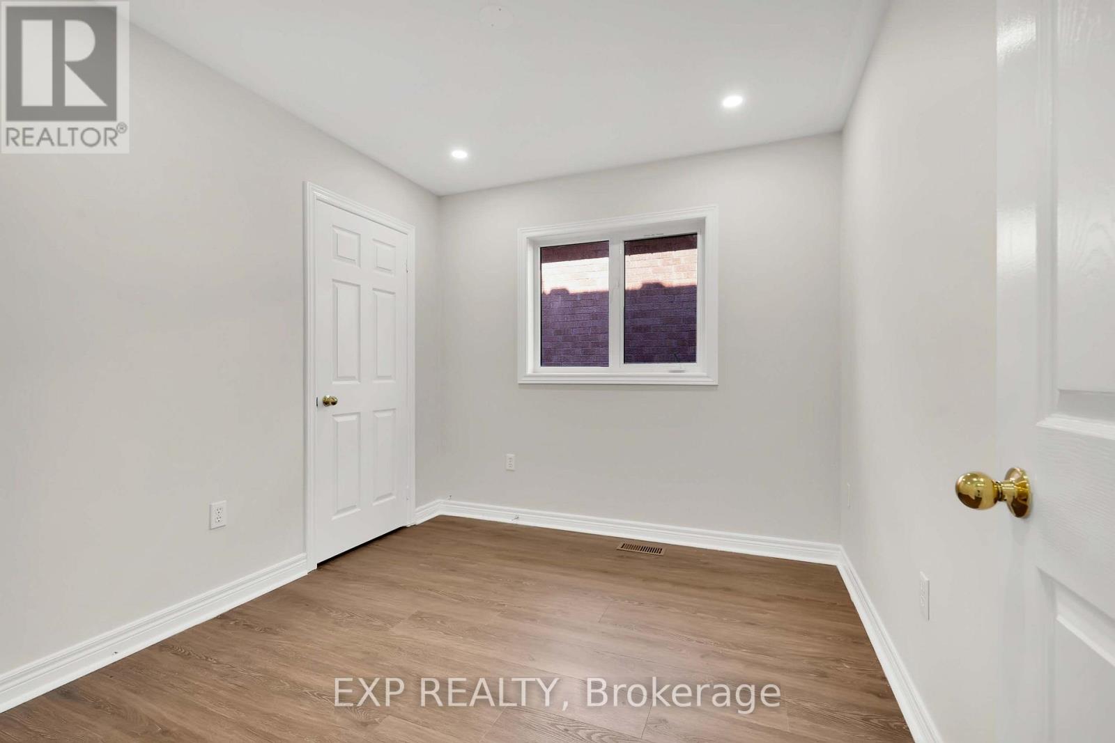 6 Purdy Crescent W Property Photo 25