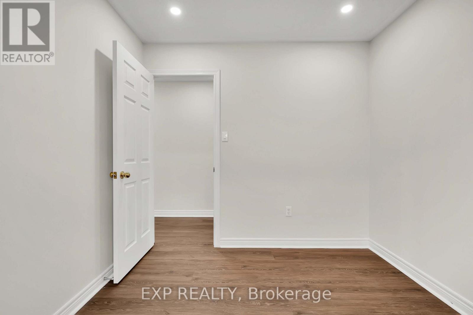 6 Purdy Crescent W Property Photo 26