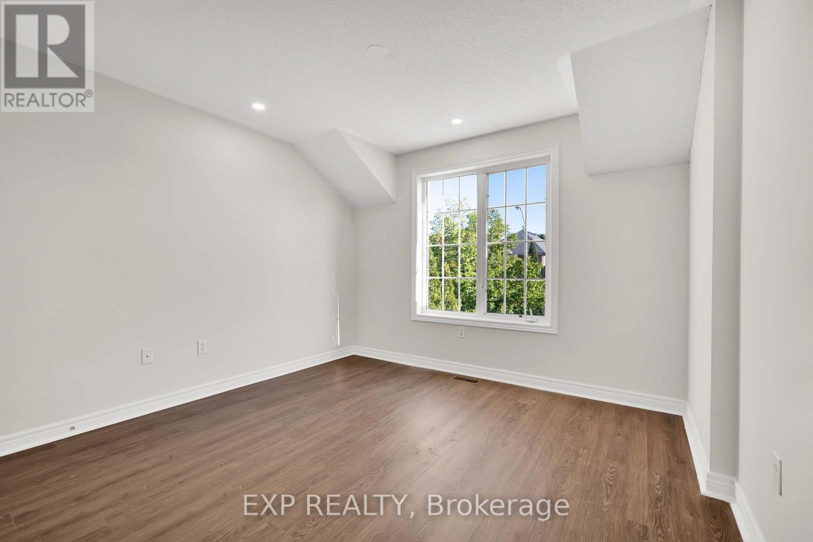 6 Purdy Crescent W Property Photo 27