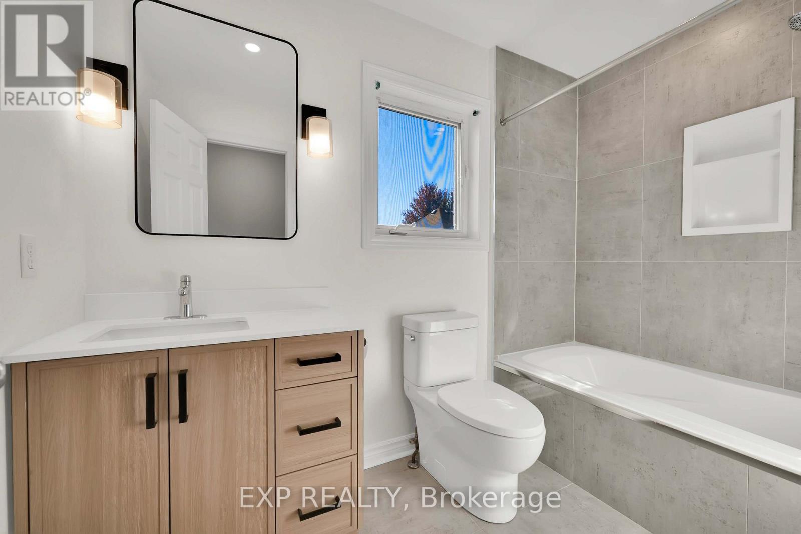 6 Purdy Crescent W Property Photo 32