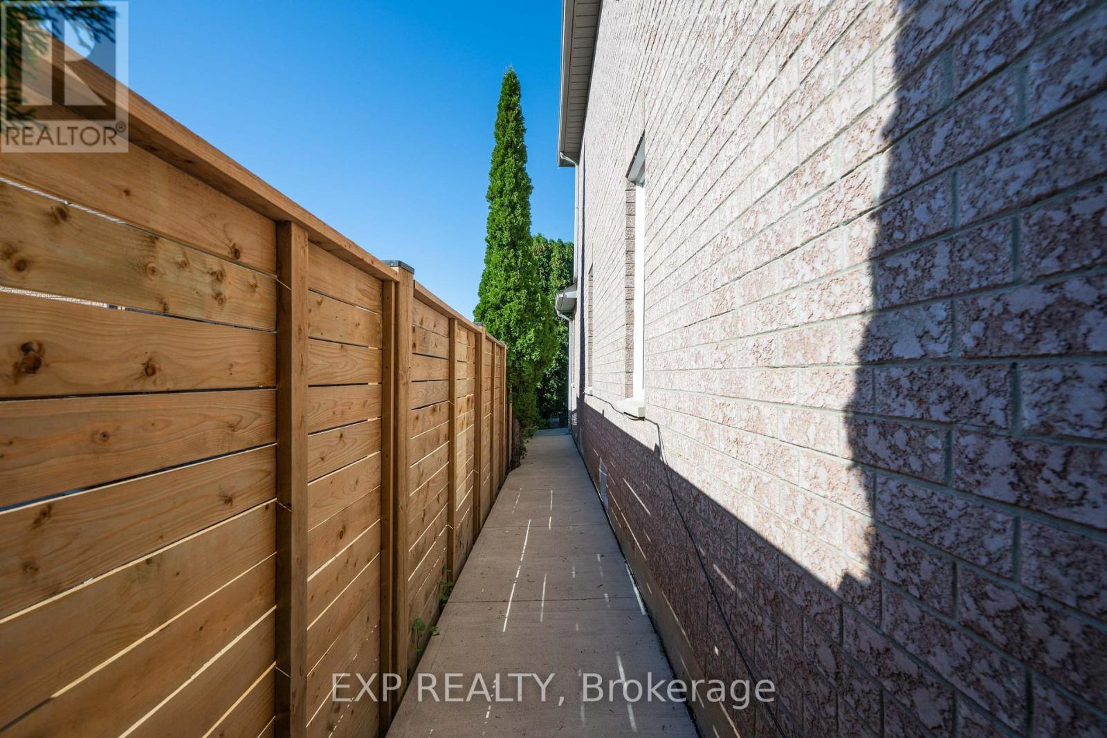 6 Purdy Crescent W Property Photo 35