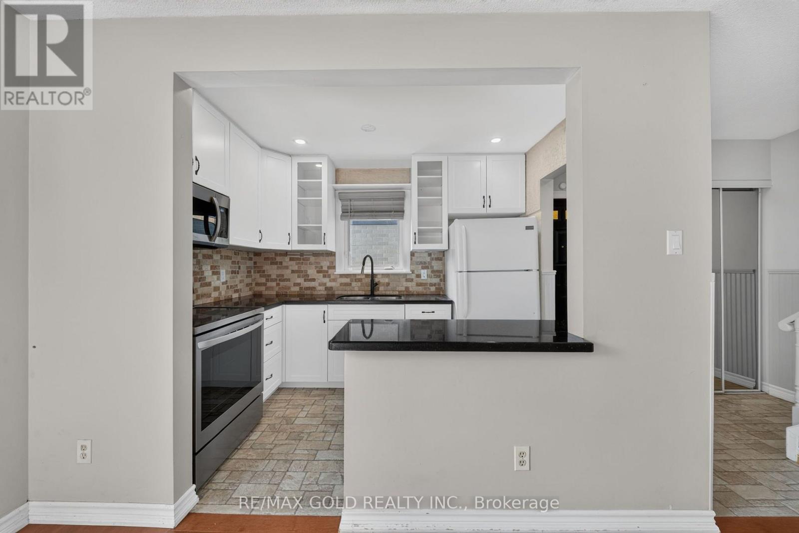 6 Jennifer Square Property Photo 5