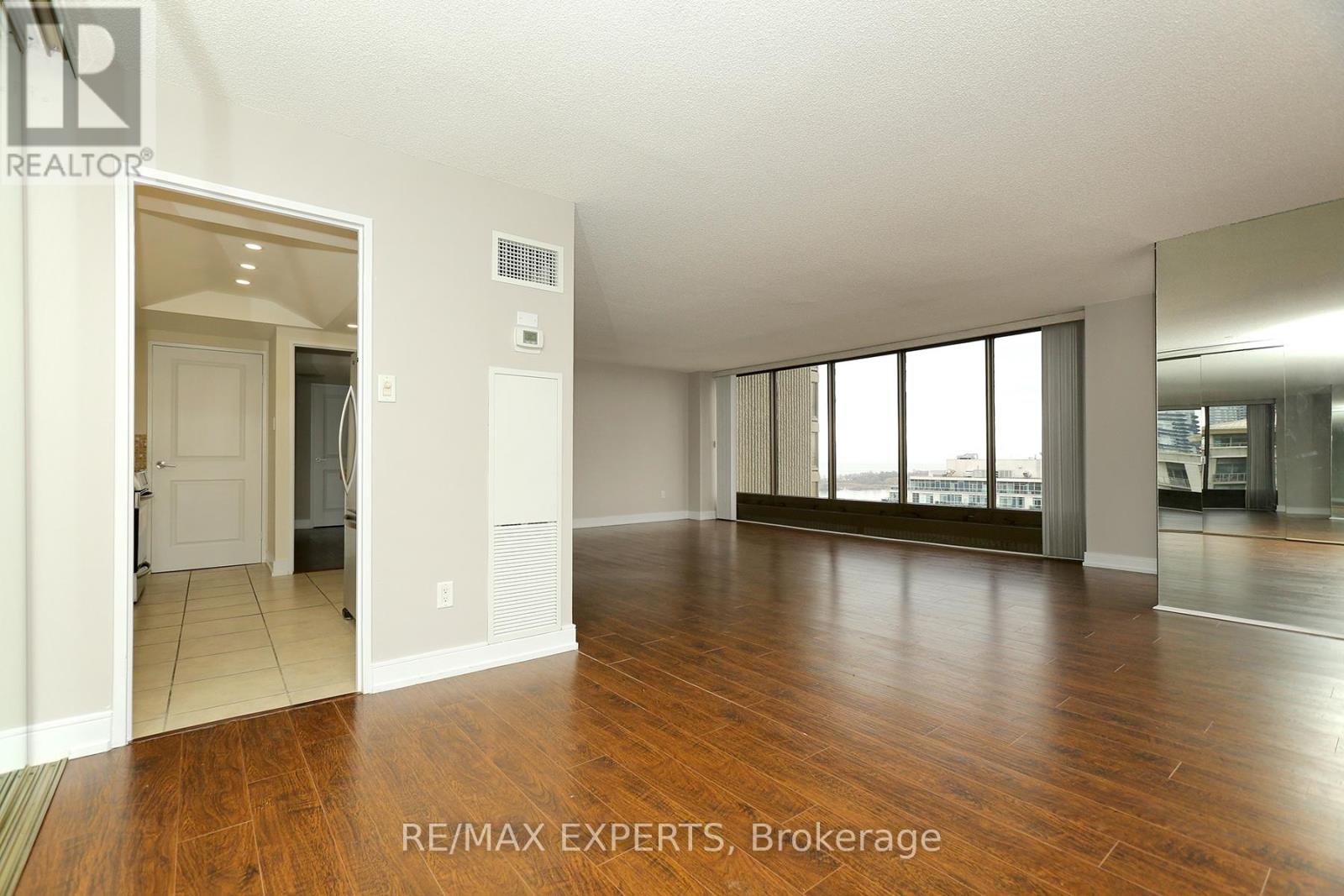 1609 - 2045 Lake Shore Boulevard Property Photo 3