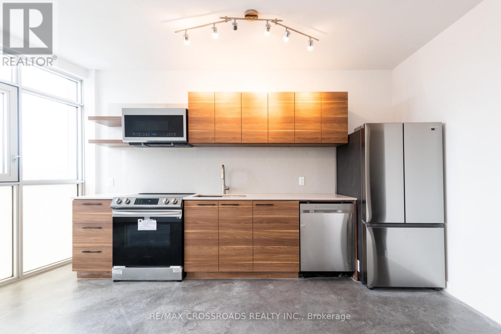 3a - 3333 Dundas Street W Property Photo 2