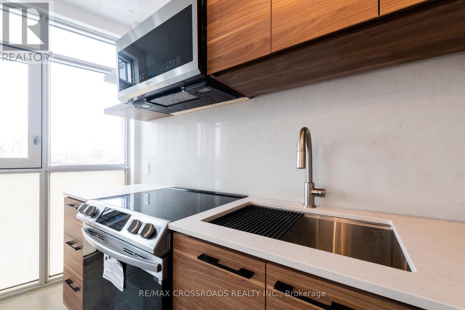 3a - 3333 Dundas Street W Property Photo 4