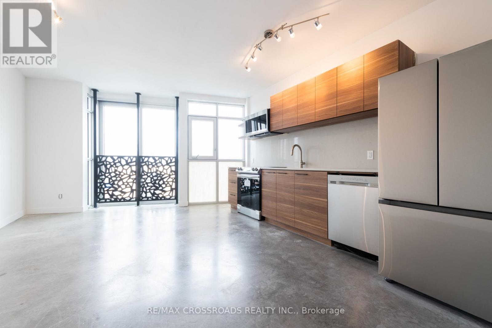 3a - 3333 Dundas Street W Property Photo 5