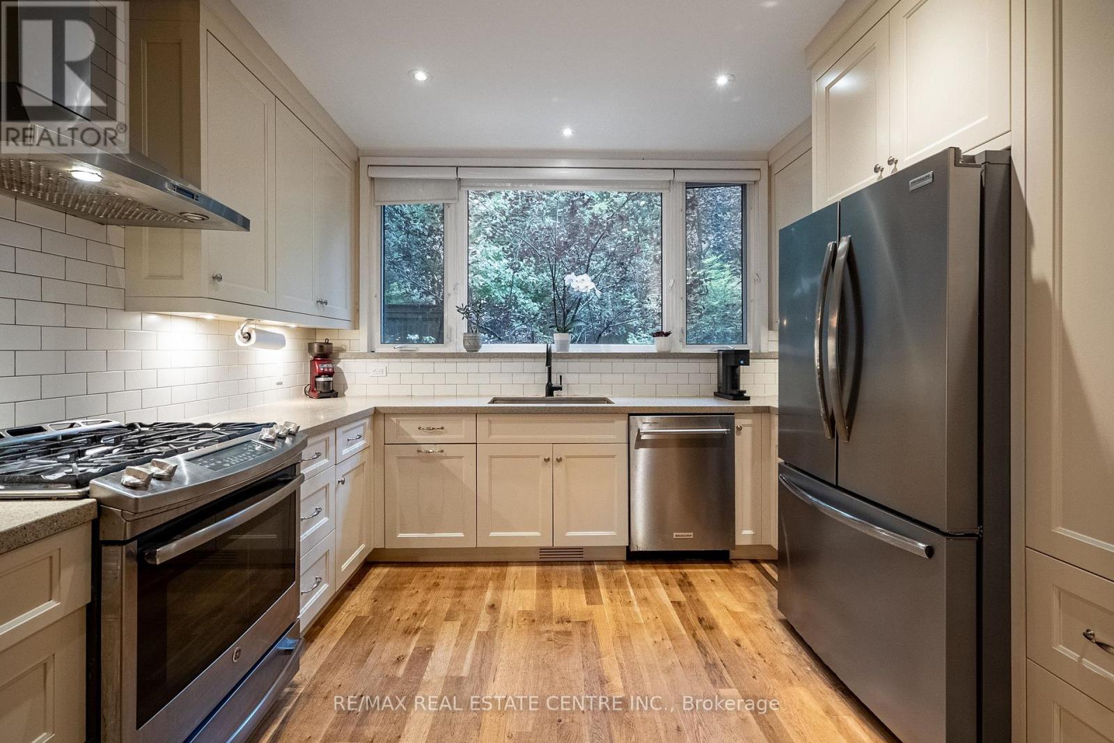 283 Plains Road W Property Photo 15