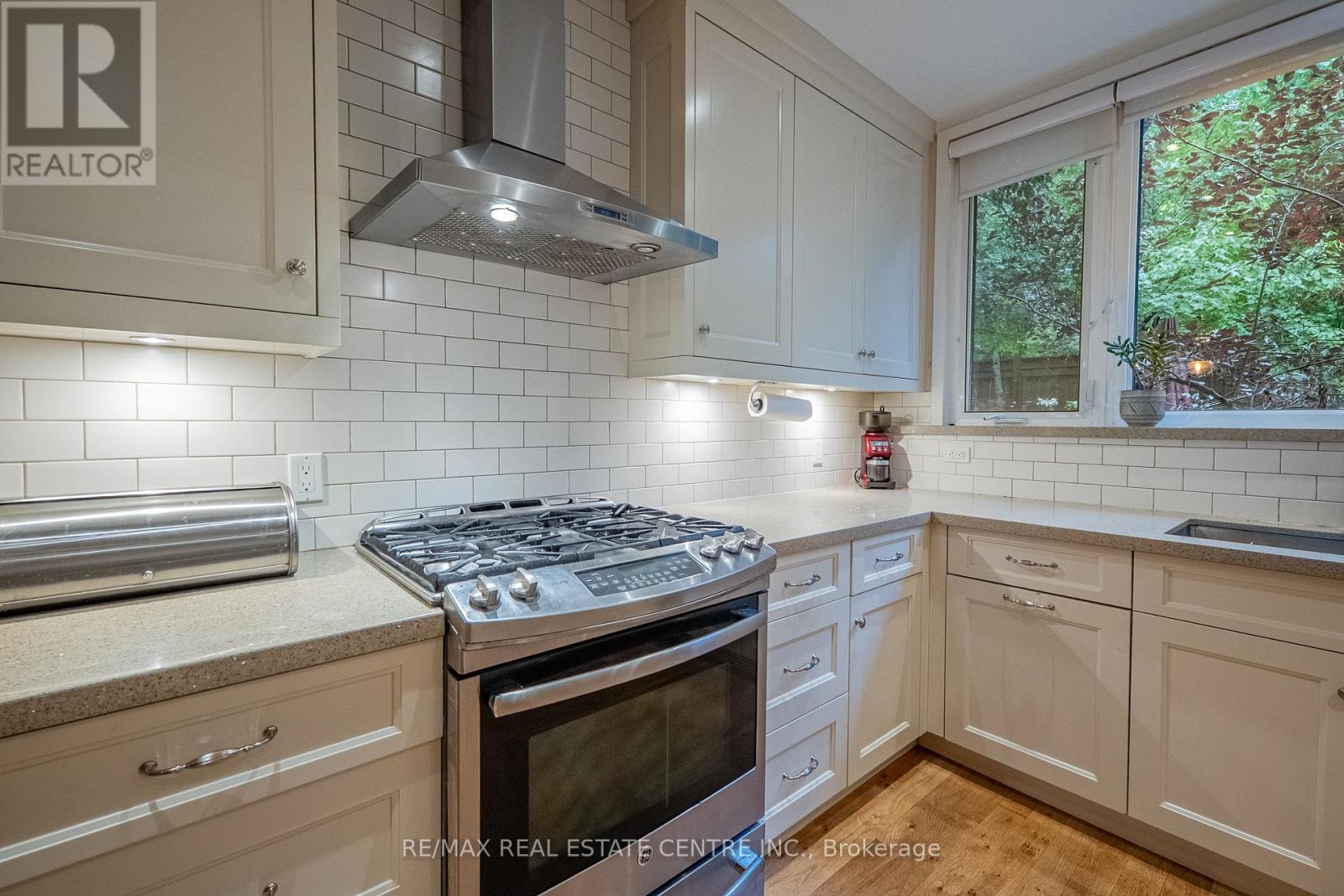 283 Plains Road W Property Photo 17