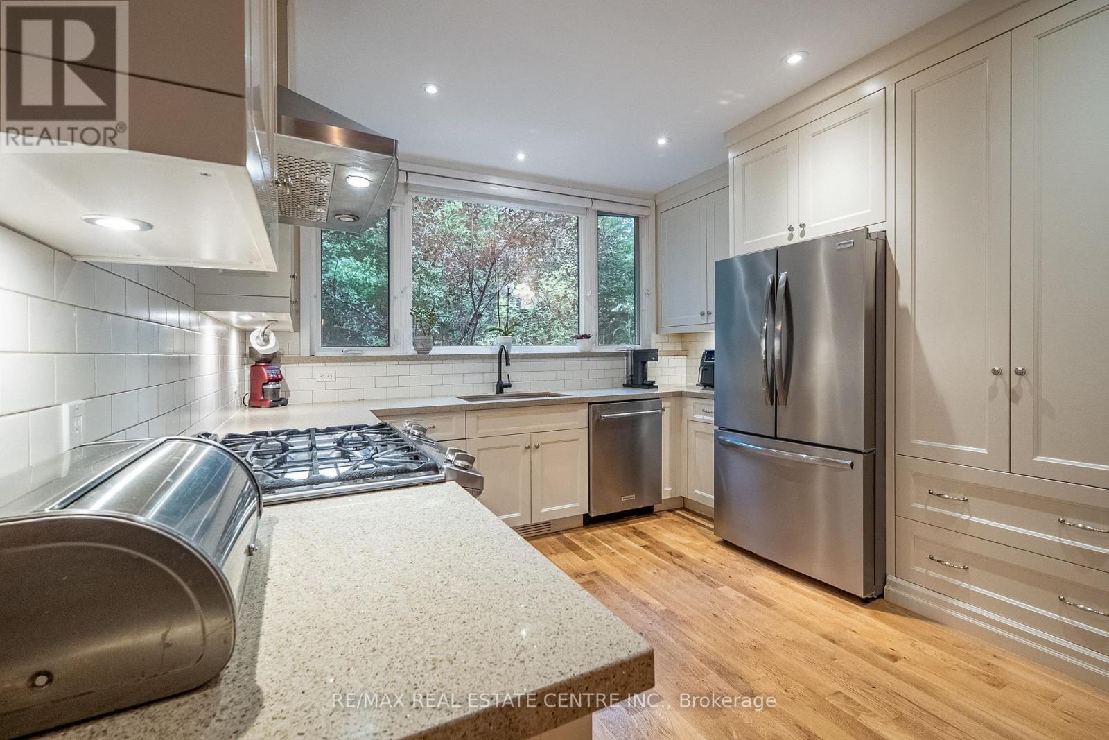 283 Plains Road W Property Photo 18