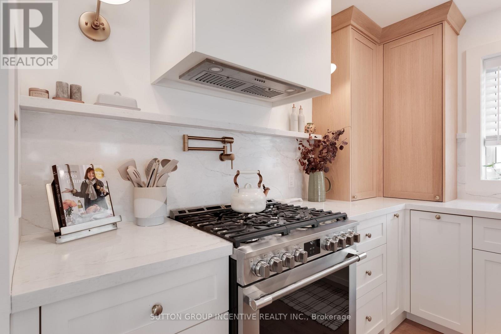 16 Robindale Avenue Property Photo 4