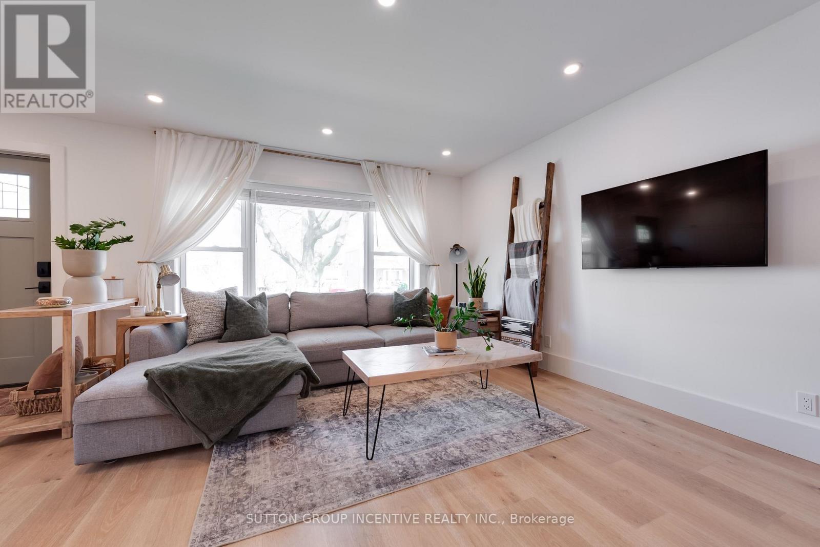 16 Robindale Avenue Property Photo 15