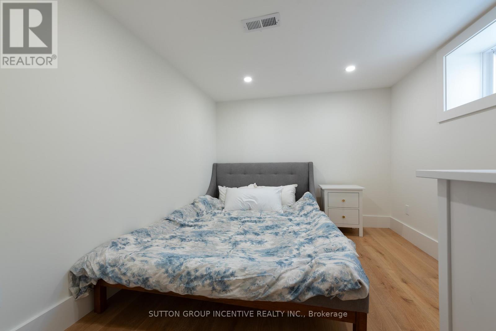 16 Robindale Avenue Property Photo 34