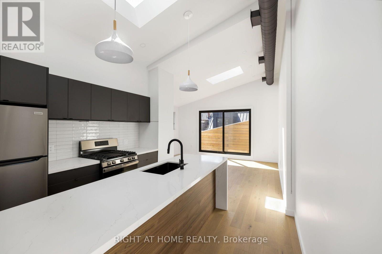 UPPER - 86 LANSDOWNE AVENUE Property Photo 1