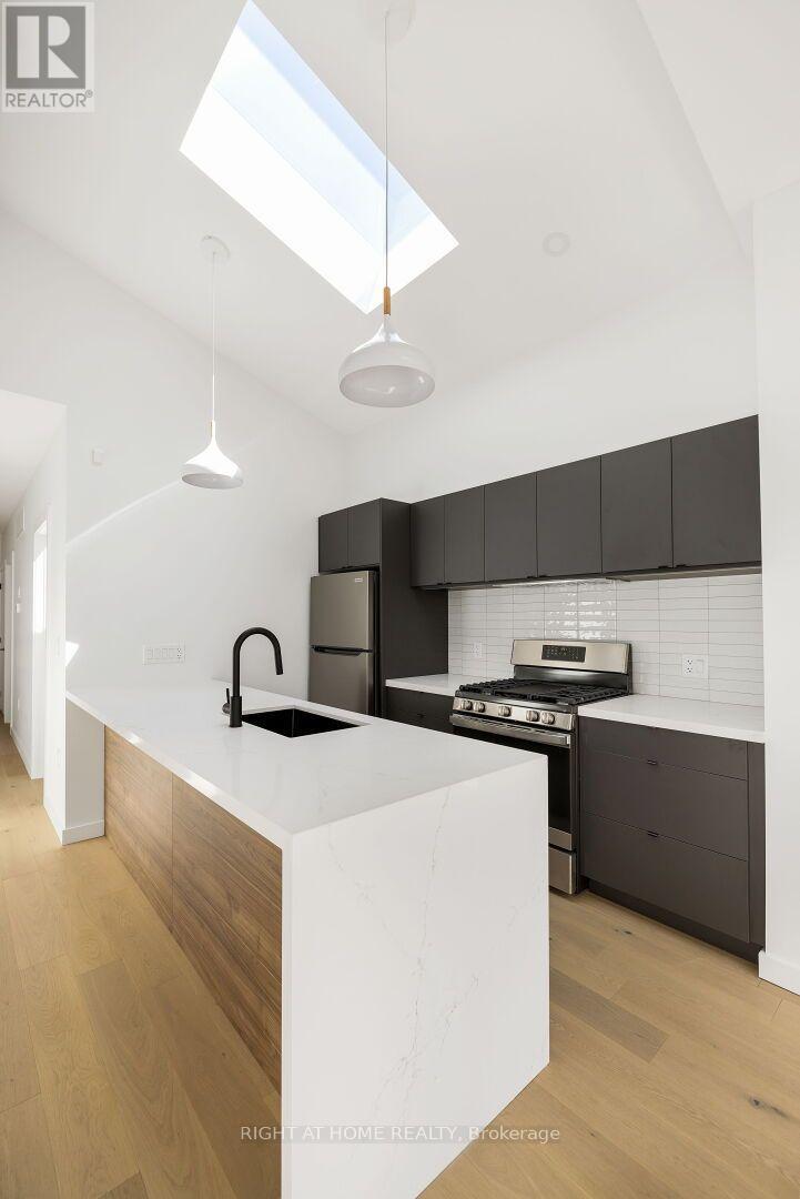 Upper - 86 Lansdowne Avenue Property Photo 10