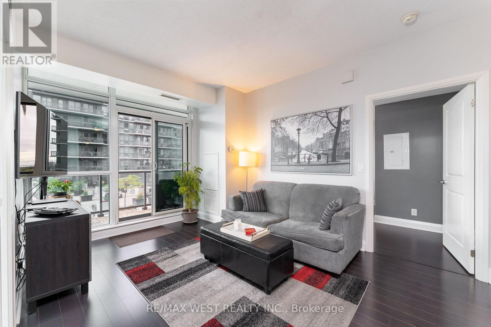 710 - 1185 THE QUEENSWAY