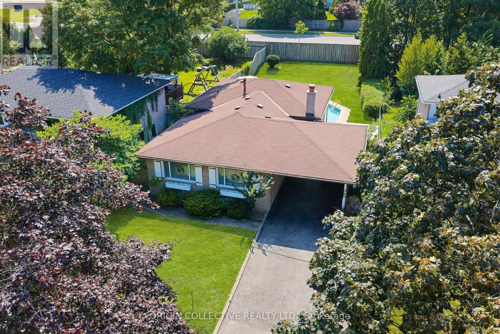 983 Parthia Crescent Property Photo 2