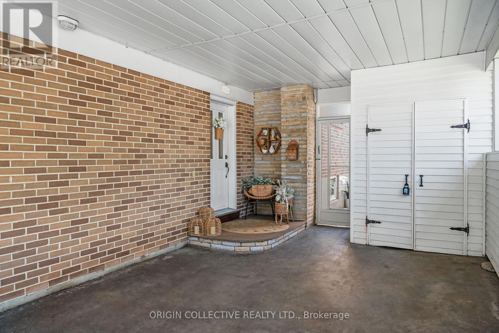 983 Parthia Crescent Property Photo 3