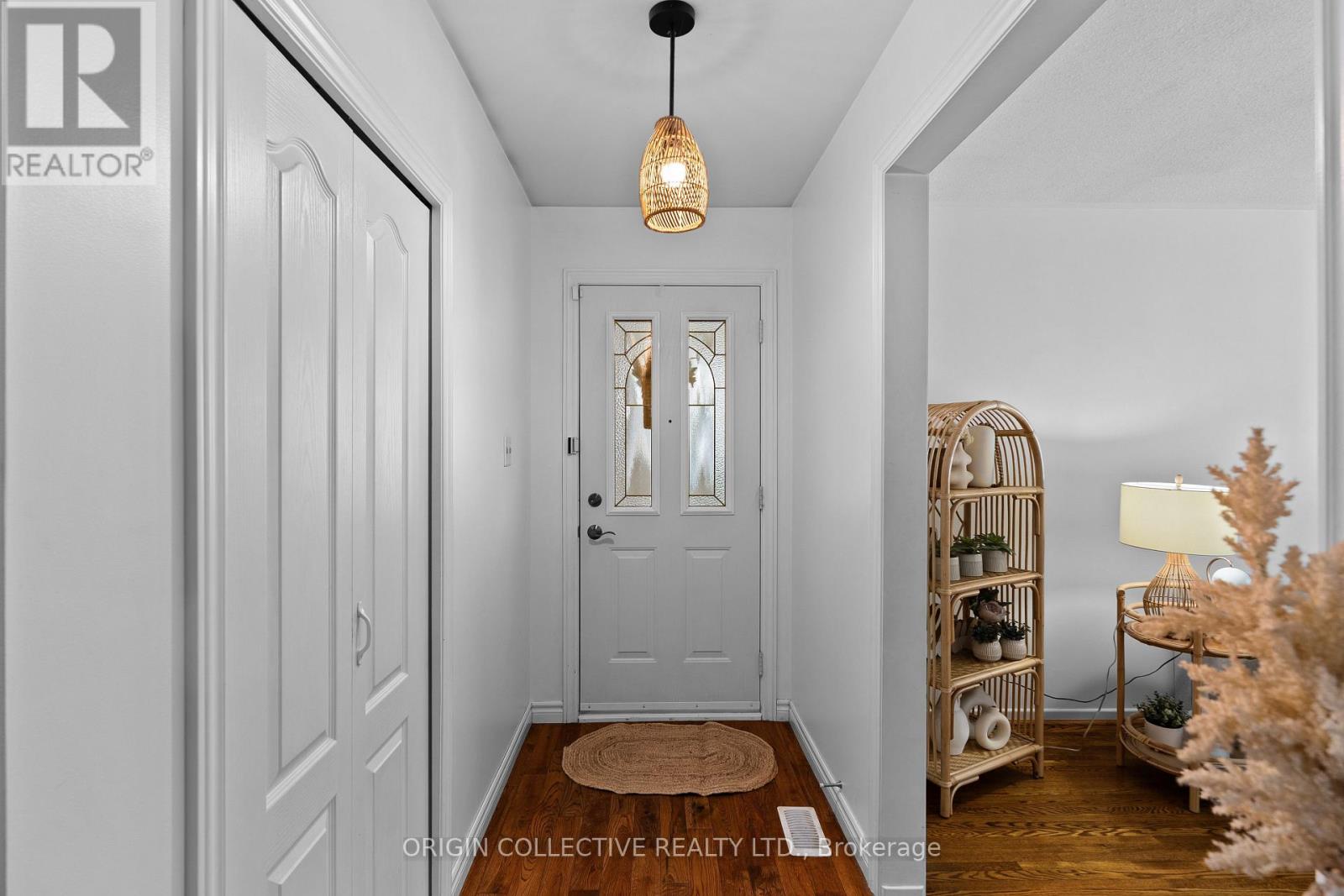 983 Parthia Crescent Property Photo 4
