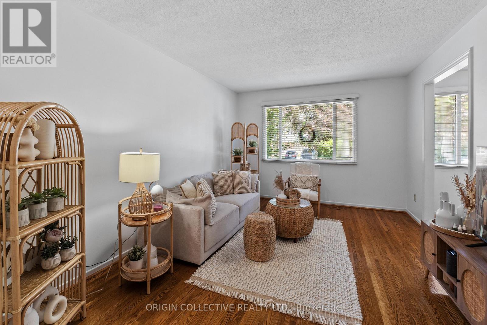 983 Parthia Crescent Property Photo 6