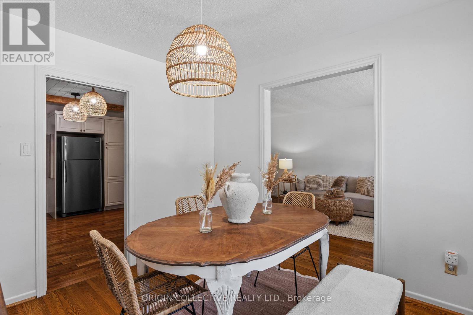 983 Parthia Crescent Property Photo 14
