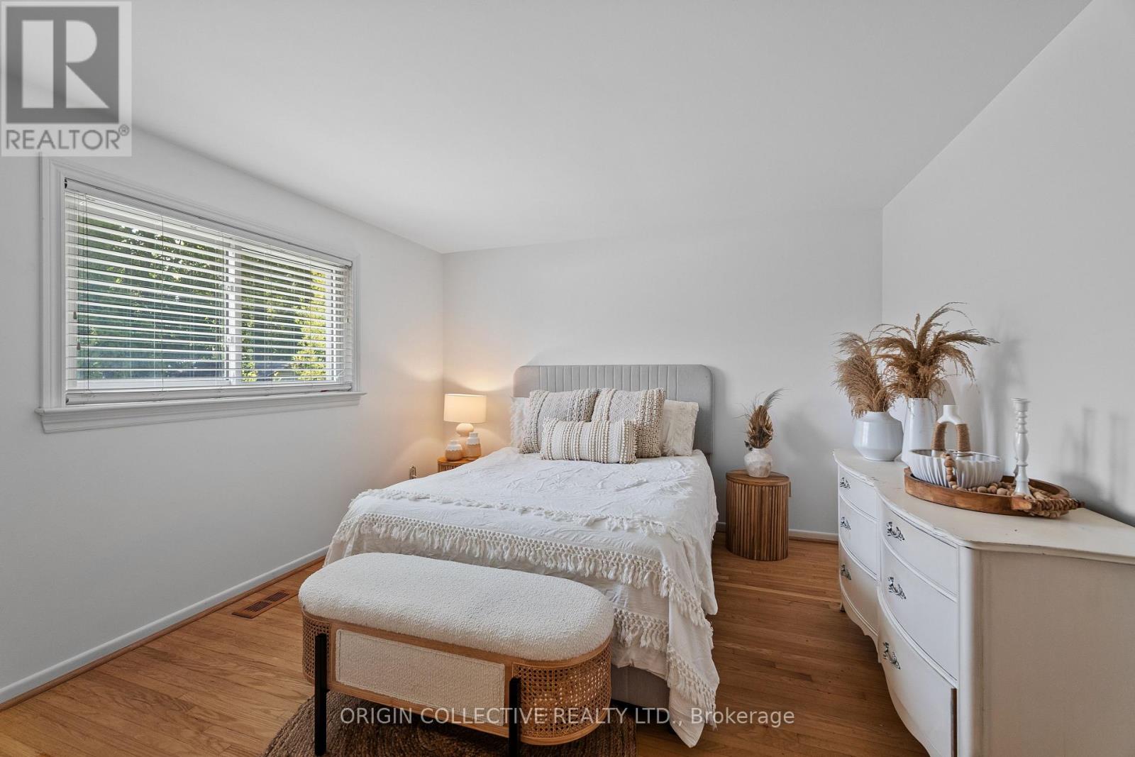 983 Parthia Crescent Property Photo 17