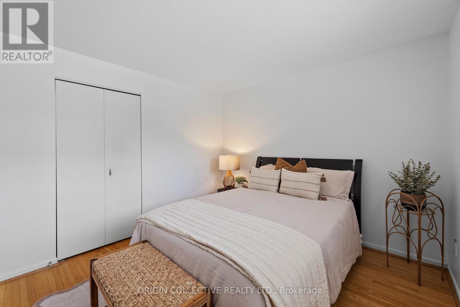 983 Parthia Crescent Property Photo 22