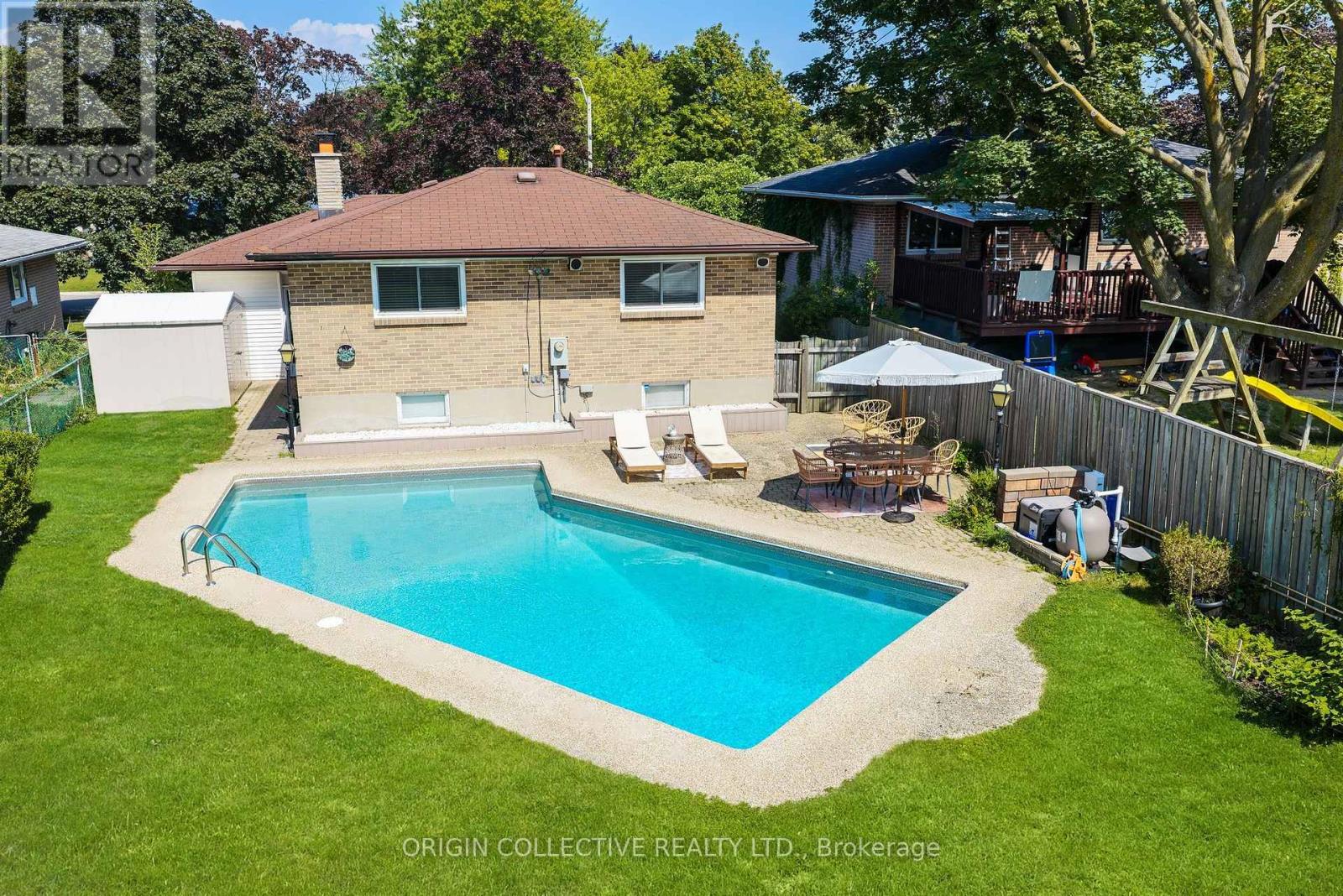 983 Parthia Crescent Property Photo 35