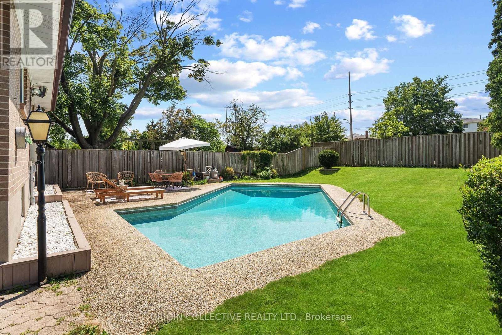 983 Parthia Crescent Property Photo 36