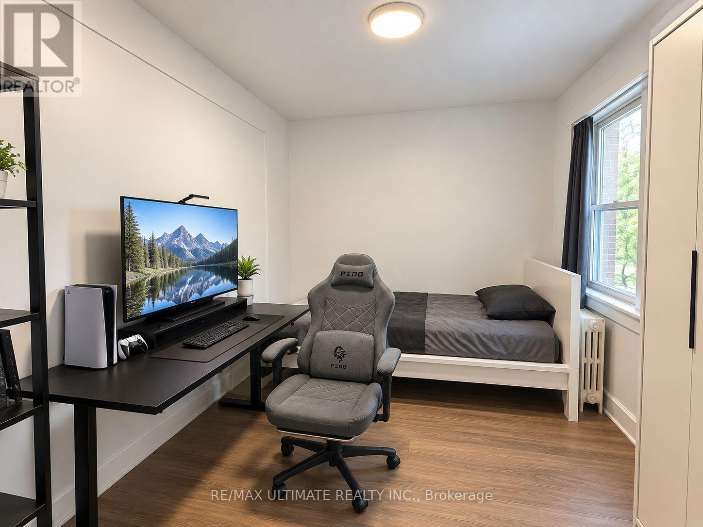 3073 Bloor Street W Property Photo 11