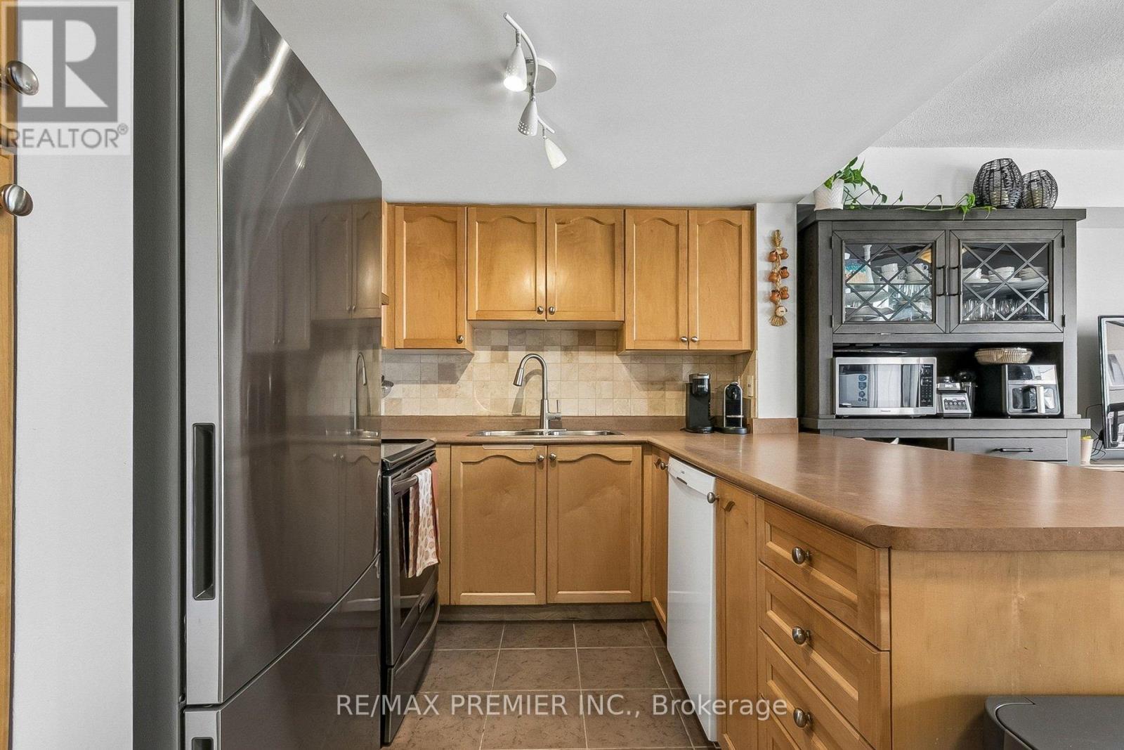 2152 - 105 George Appleton Way Property Photo 4