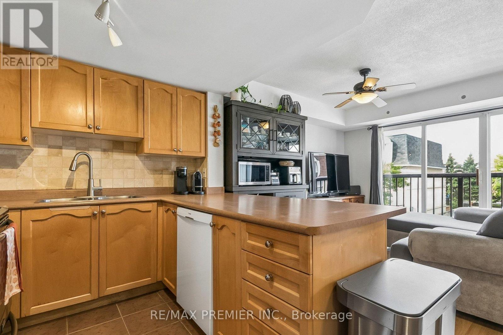 2152 - 105 George Appleton Way Property Photo 5