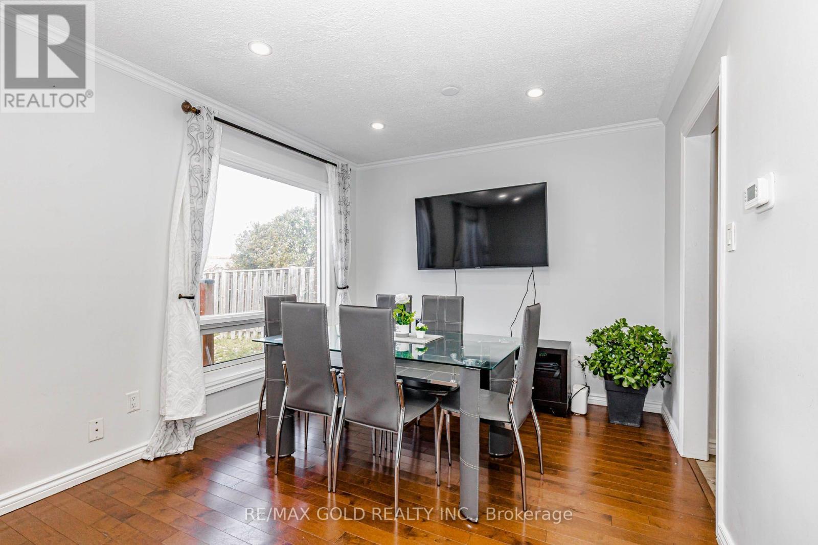240 Simmons Boulevard Property Photo 8