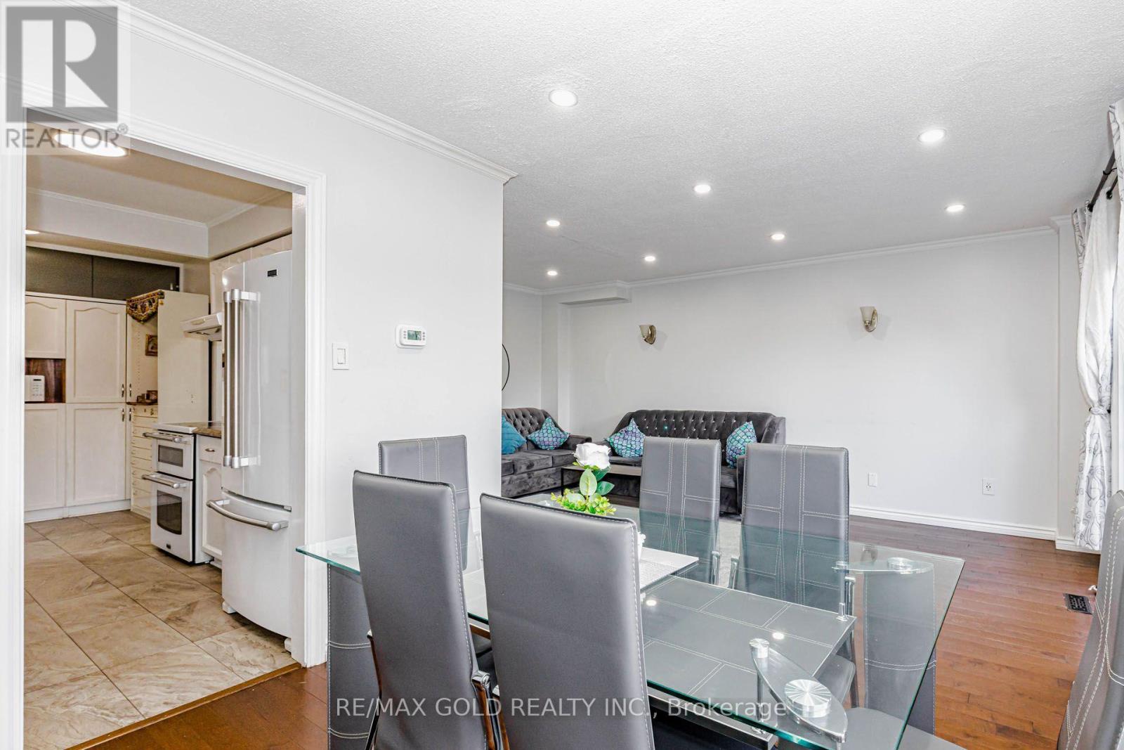 240 Simmons Boulevard Property Photo 9