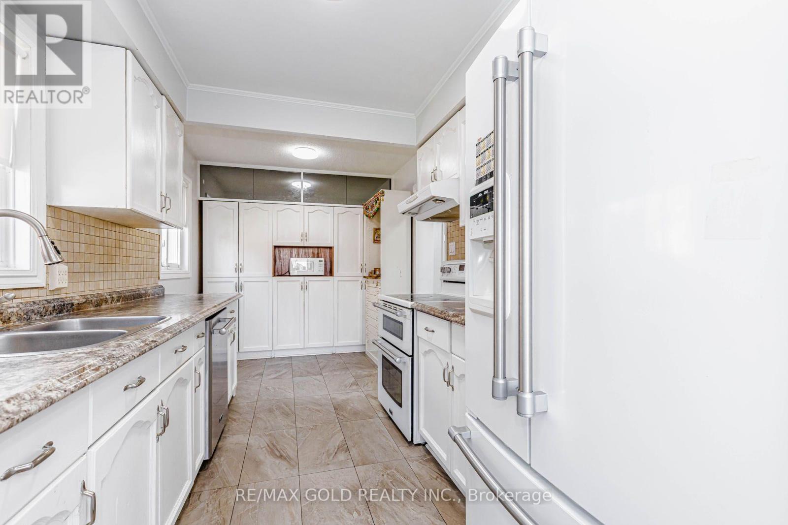 240 Simmons Boulevard Property Photo 10