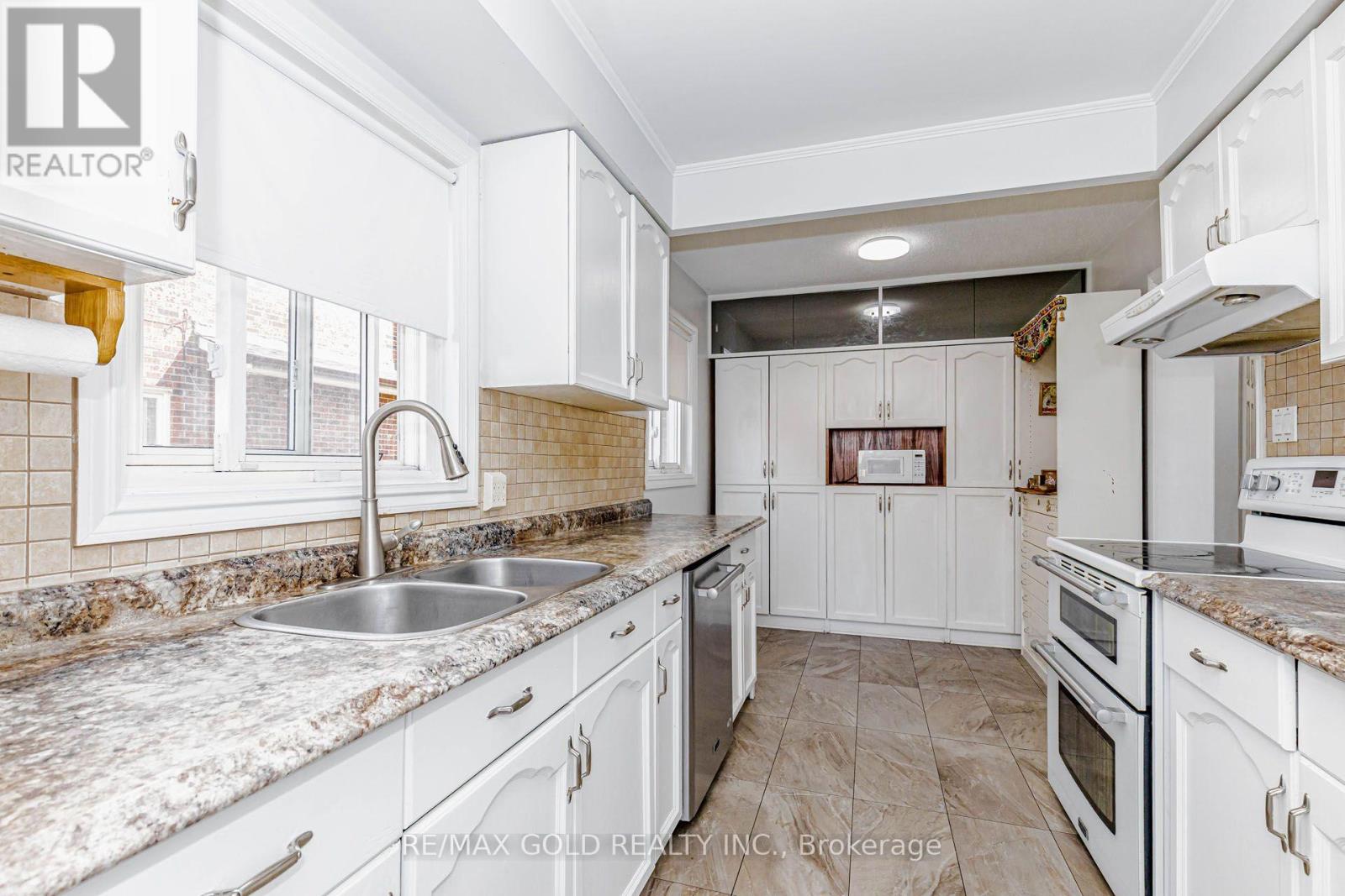240 Simmons Boulevard Property Photo 11