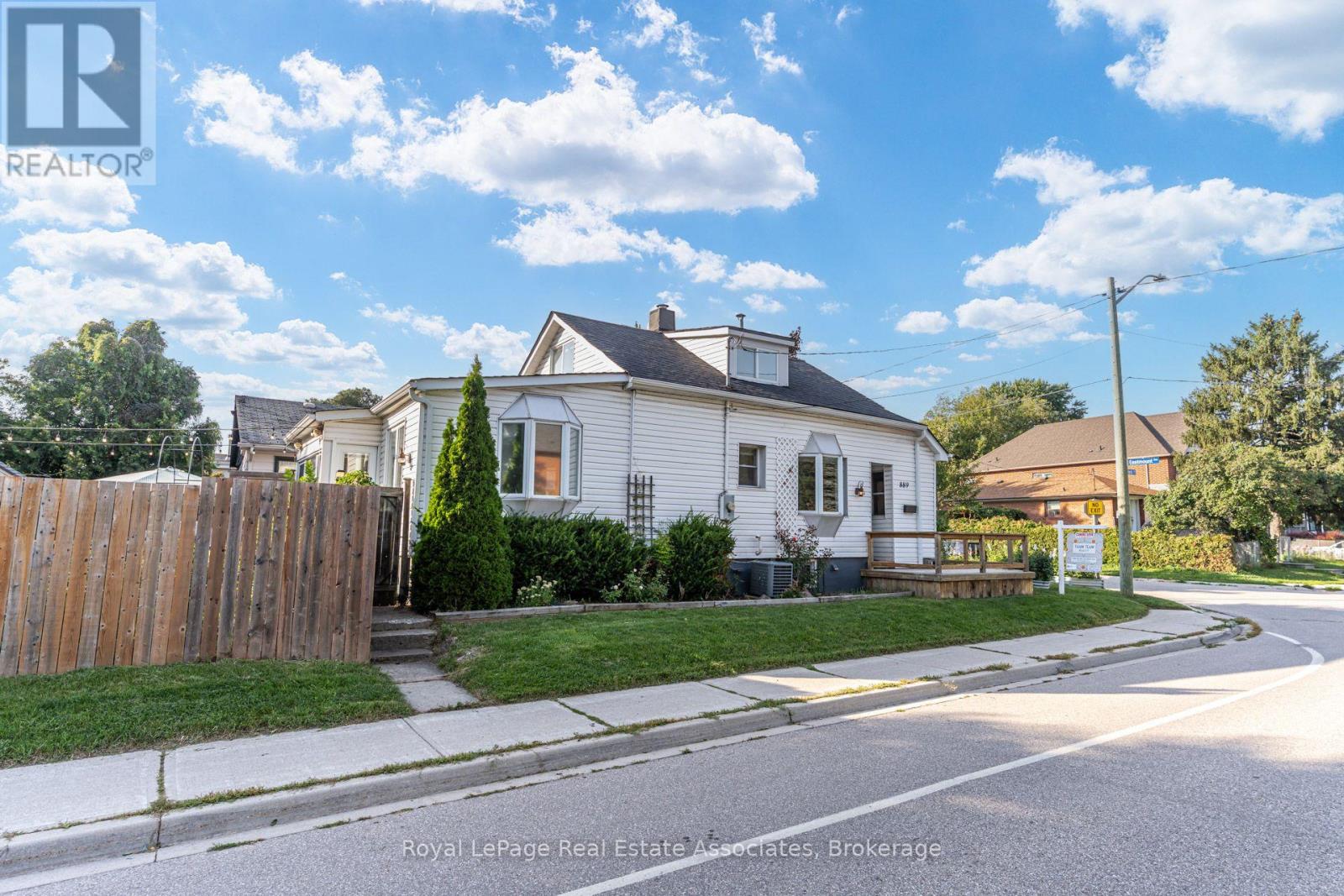 889 Third Street Property Photo 3