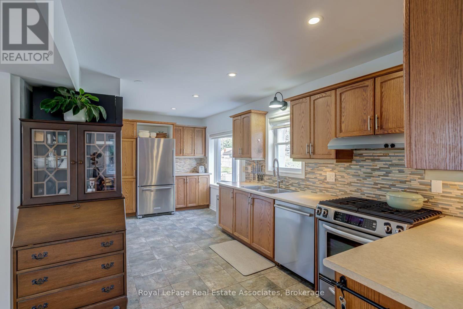 889 Third Street Property Photo 14
