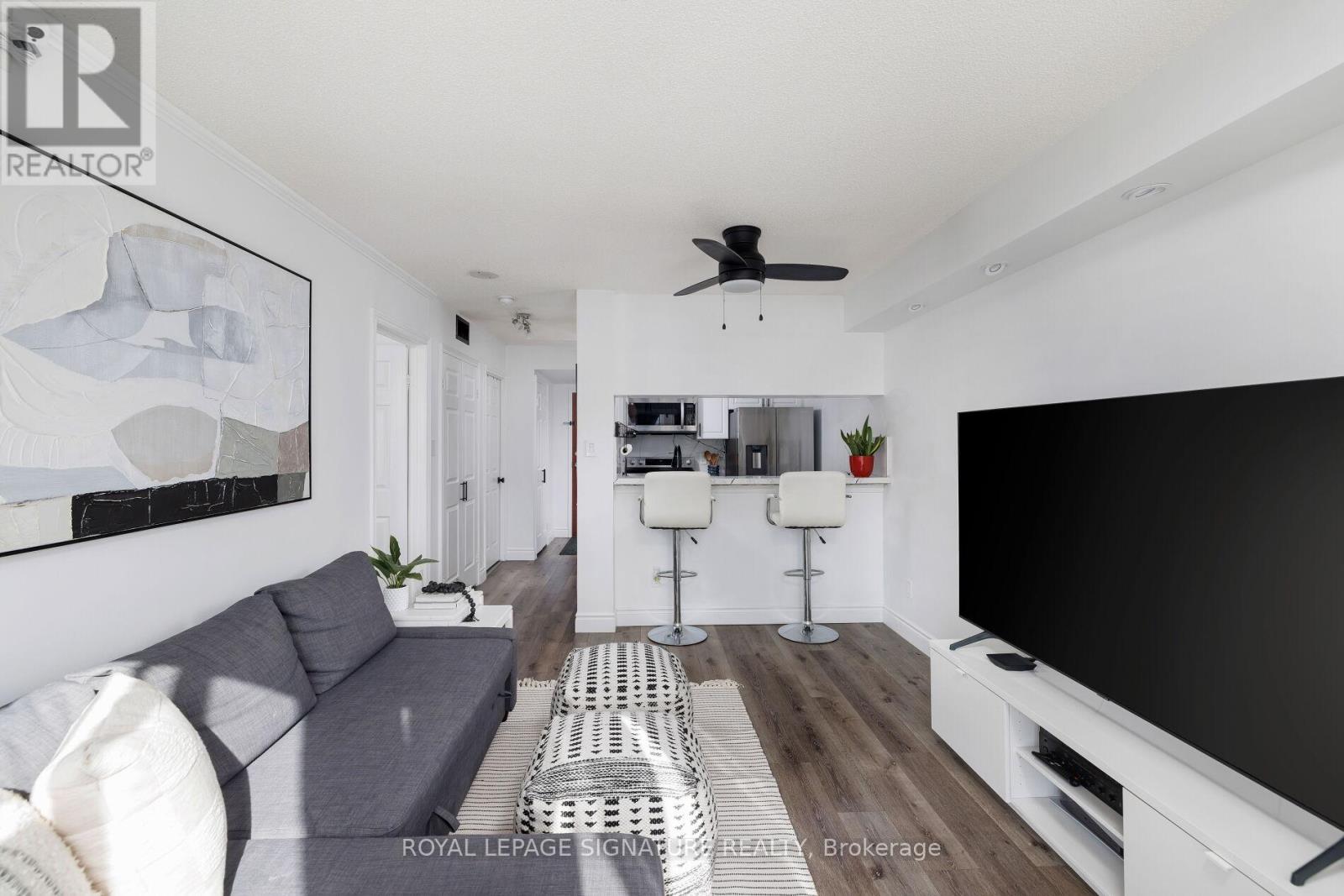 909 - 880 Dundas Street W Property Photo 1
