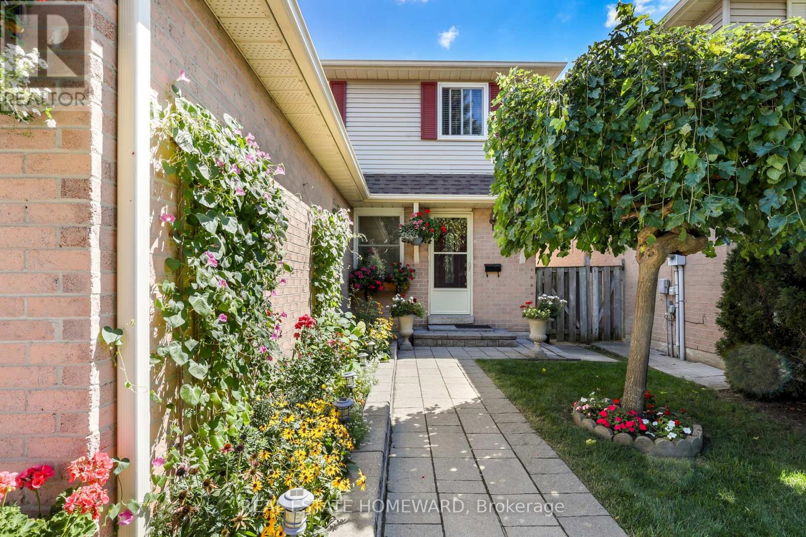 6399 Colebrook Crescent Property Photo 3